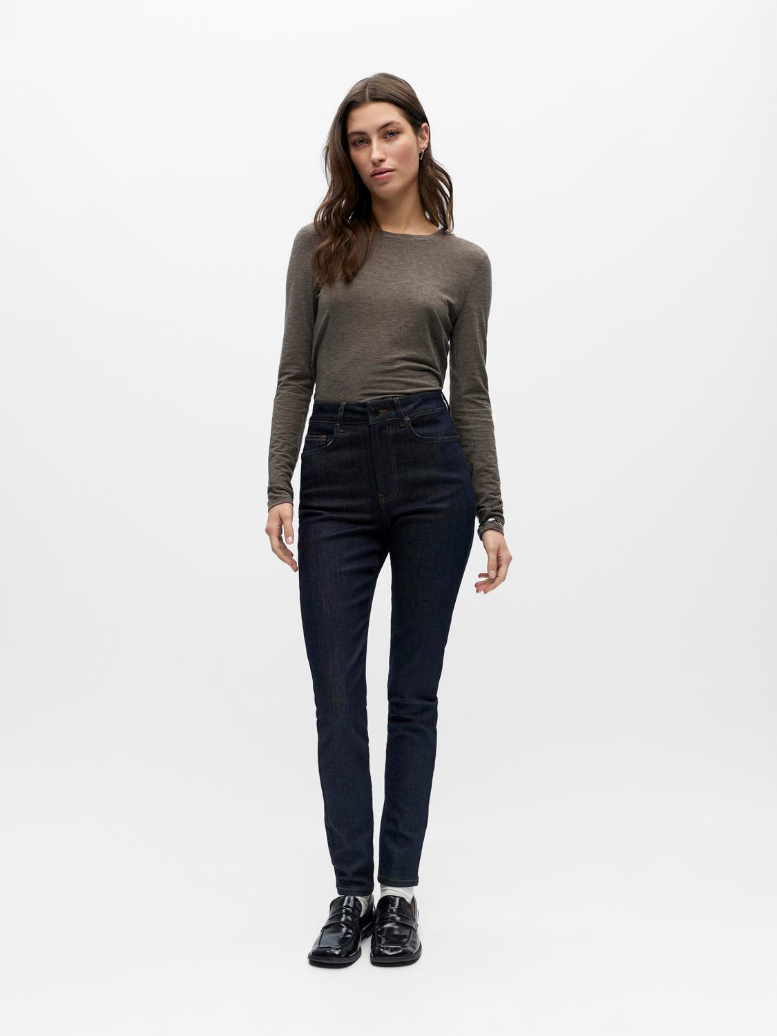 model_shot-front_full